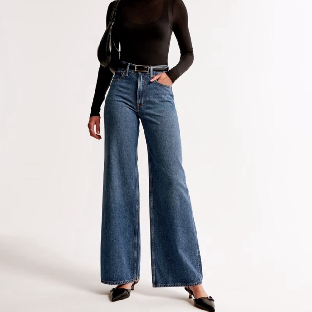 Abercrombie and Fitch The Wide Leg High Rise Jean in Dark Size: 25 Long